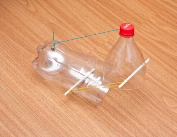 Perangkap Tikus dari Botol Mineral dengan Karet